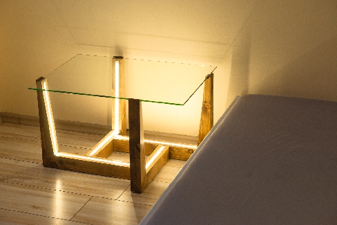 TABLE ET LAMPE DE CHEVET EN UNE SEULE SOLUTION - UN DESIGN MODERNE ET AMUSANT SUR PLACE